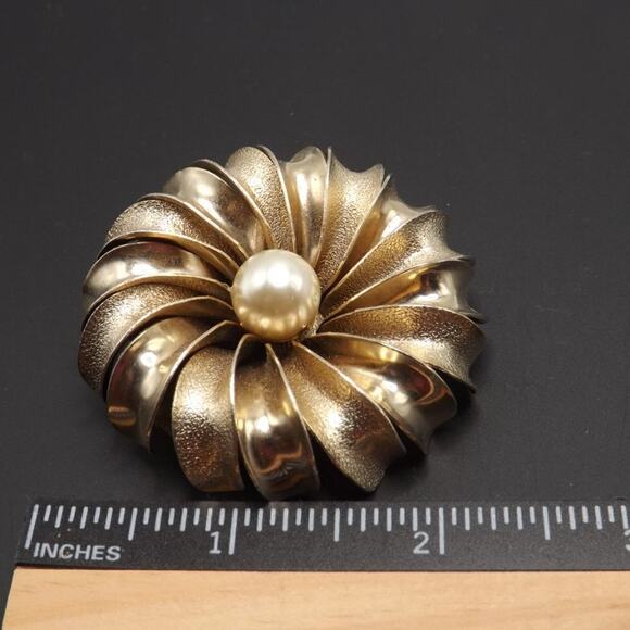 Vintage Gold Flower Faux Pearl Brooch, Texture Smooth Petals Mid Century, 2 1/4" - Picture 3 of 10